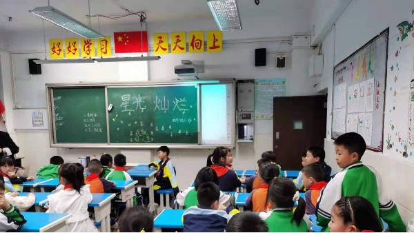 校園做好近視防控，該如何為學(xué)生打造教室優(yōu)質(zhì)照明光環(huán)境？