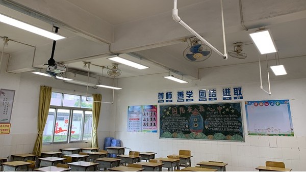 教室燈變?nèi)岷土?，學(xué)生的眼睛<i style='color:red'>舒服</i>了！教室照明改造有效預(yù)防近視