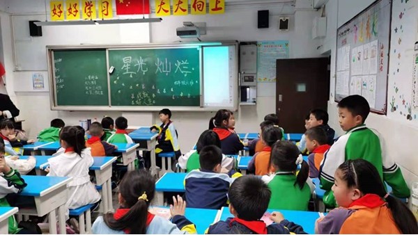 學(xué)生“小眼鏡”呈低齡化趨勢，華輝教育照明助力教室照明保護視力
